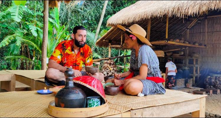 Paar sitzt in einer traditionellen Umgebung mit kulturellen Elementen.