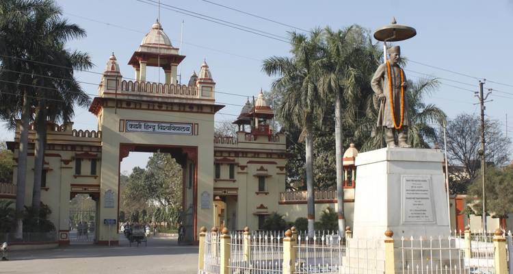 Universiteitspoort met een standbeeld in Varanasi.