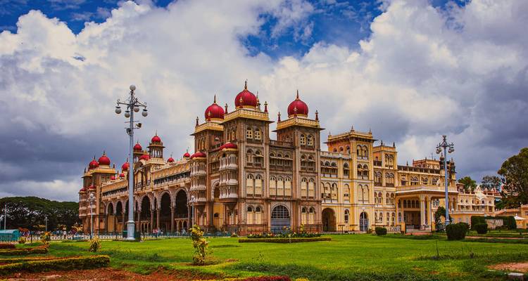 Malerische Ansicht des Mysore-Palastes bei Tageslicht.