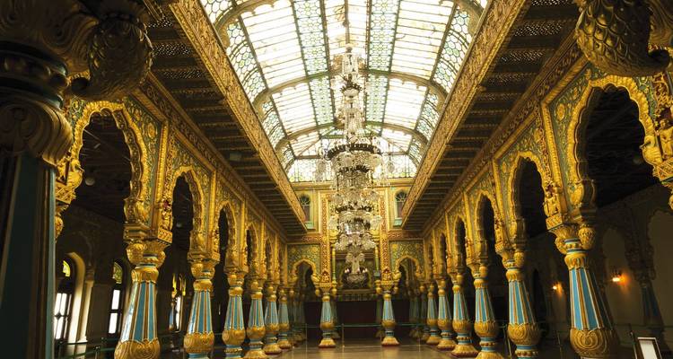 Reichhaltig geschmückte Innenausstattung des Mysore-Palastes.