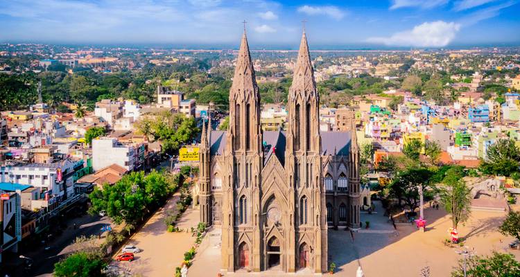 Gotische Kathedrale in einer belebten Stadtlandschaft.