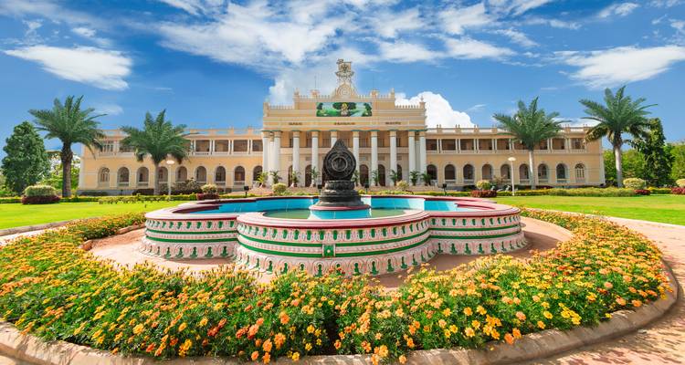 Elegantes Gebäude im Kolonialstil mit Gärten und blauem Himmel.