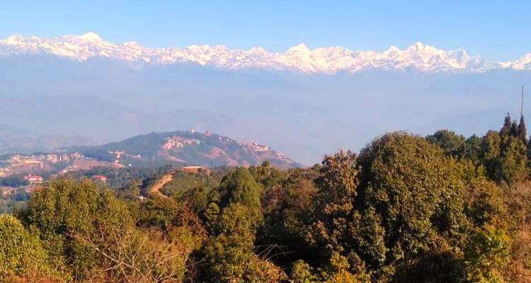Vista de cordillera con cielo azul despejado.