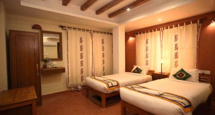 Innenraum eines gemütlichen Hotelzimmers mit zwei Betten.