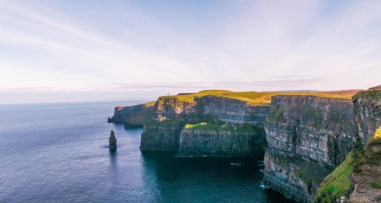 Des falaises abruptes spectaculaires s'élevant au-dessus de l'océan Atlantique aux célèbres Falaises de Moher.