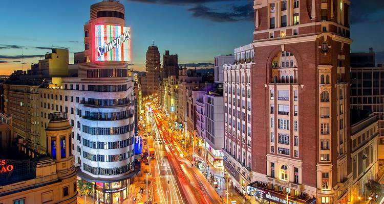 Gran Vía Straße in der Dämmerung mit Stadtlichtern in Madrid.