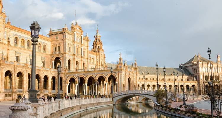 Äußere Ansicht der Plaza de España mit einem Kanal und einer Brücke.