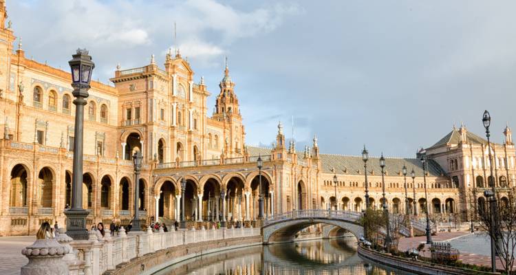Indrukwekkende architectonische locatie met een kanaal en sierlijke gebouwen.