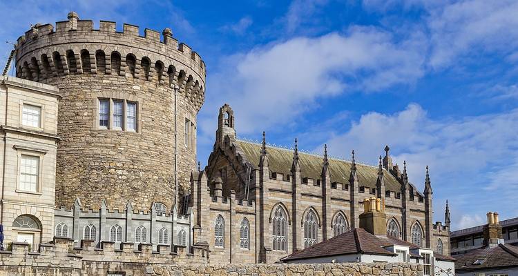 Castillo histórico con una torre redonda y arquitectura gótica.