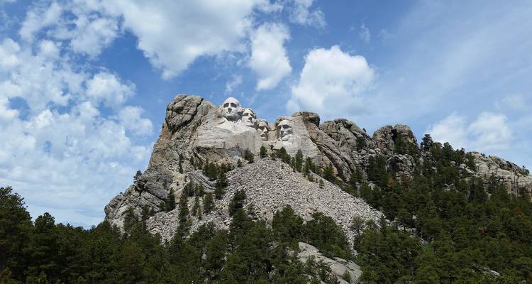 Berühmte monumentale Skulptur auf einem Berg.