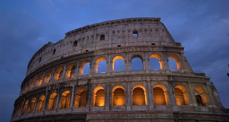 Colosseum in Rome verlicht in de avond.