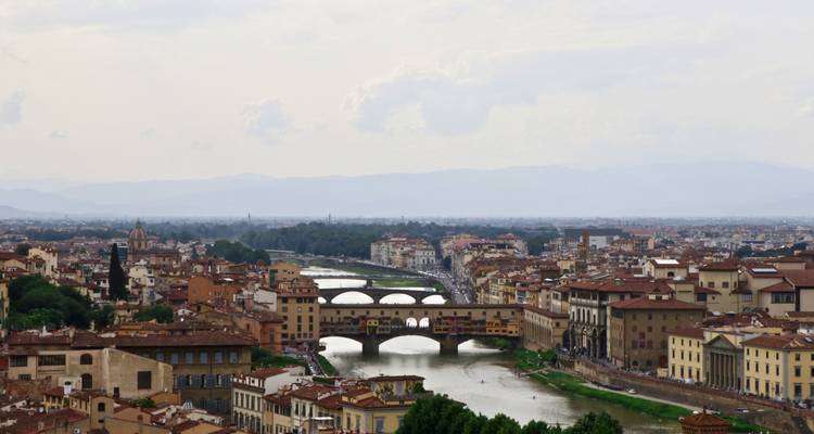 Panoramablick auf Florenz mit der Ponte Vecchio.