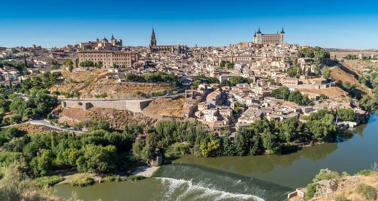Panoramablick auf Toledo mit historischer Architektur und einem Fluss.