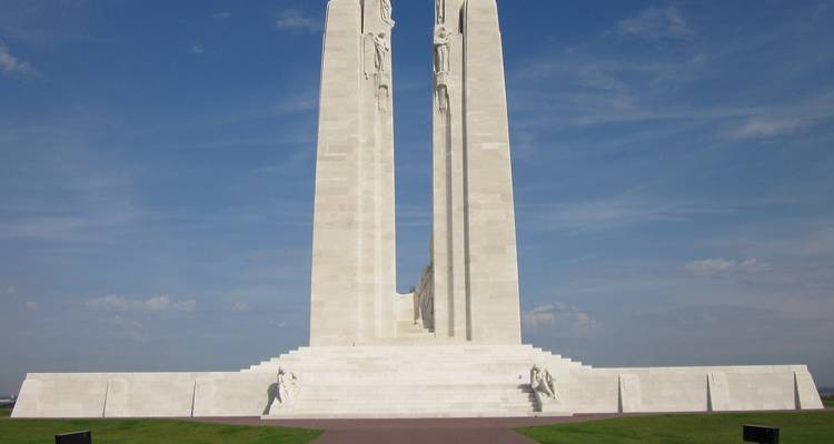 Vimy Ridge Denkmal an einem Tag mit klarem blauen Himmel.