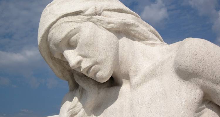 Nahaufnahme einer Statue an einer Gedenkstätte.