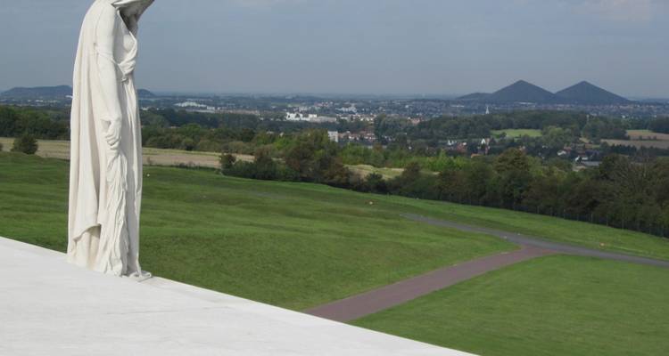 Statue overlooking a landscape with distant hills.
**German translation:**
Statue mit Blick auf eine Landschaft mit fernen Hügeln.