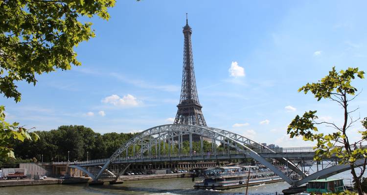 Eiffelturm und Brücke über die Seine in Paris.