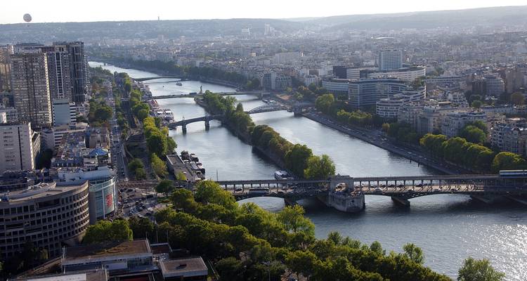 Luftaufnahme der Seine mit mehreren Brücken.
