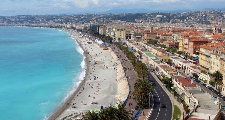 Luftaufnahme von Nizza, Frankreich mit der Promenade des Anglais und dem Strand.