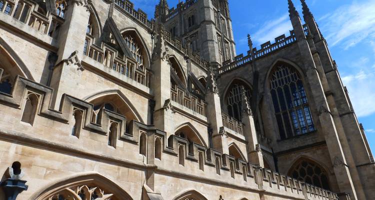 Gedetailleerde stenen architectuur van Bath Abbey.