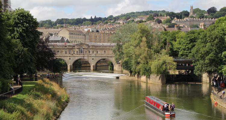Rivier de Avon met Pulteney Bridge op de achtergrond.