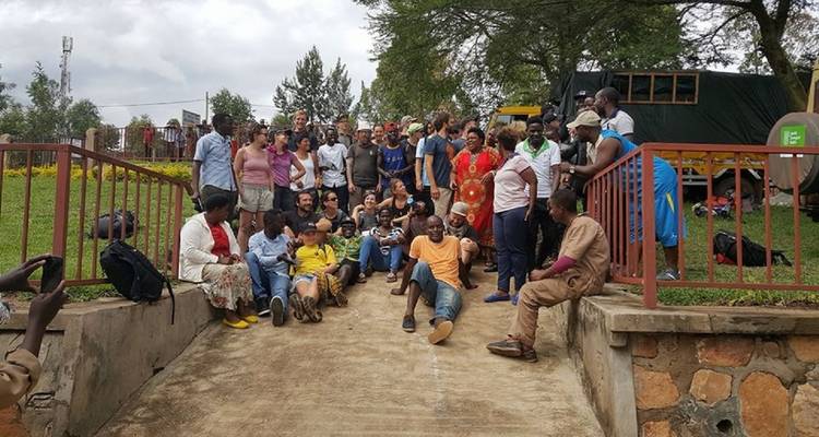 Große Gruppe von Menschen, die sich im Freien versammelt haben.