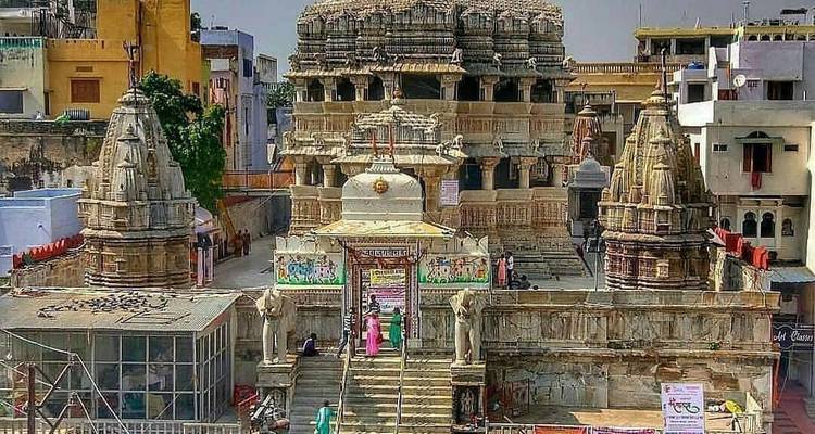 Kunstvoller Tempel inmitten städtischer Umgebung.