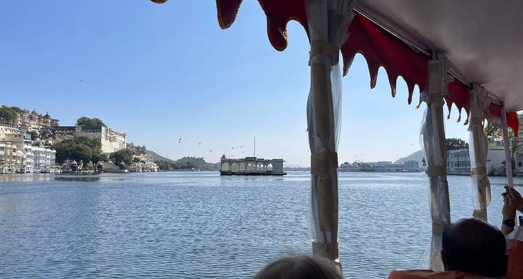 Bootsfahrt auf einem See mit sichtbaren Palästen.