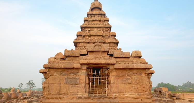 Alter Steintempel unter klarem Himmel in Chennai.