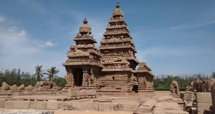 Alter Steintempel mit detaillierten Schnitzereien an einem hellen Tag.