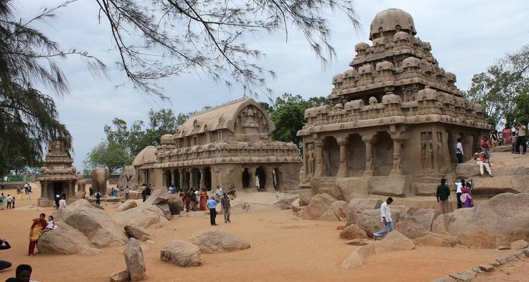 Felsentempel mit Menschen, die die Gegend erkunden.