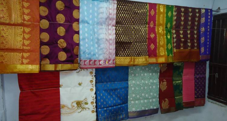 Ausstellung verschiedener farbenfroher traditioneller indischer Saris.