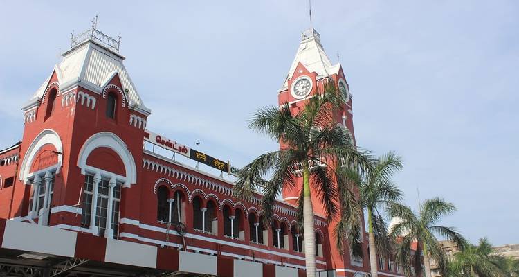 Ein rotes Bahnhofsgebäude mit einem Uhrenturm.