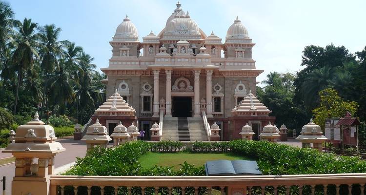 Ein großer Tempel mit mehreren Kuppeln und dekorativen Elementen.