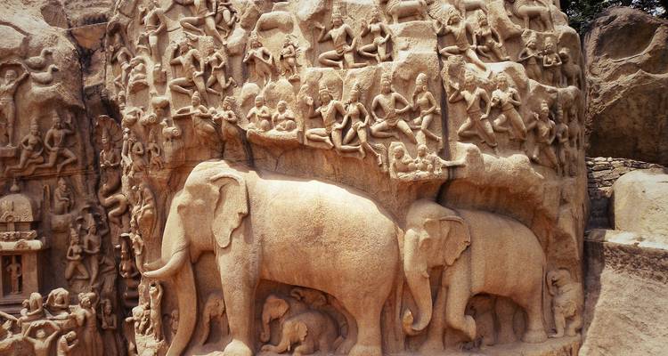 Alte Felsritzungen, die Elefanten und Figuren darstellen.