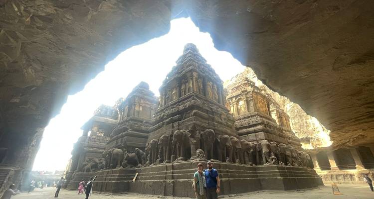 Touristen am Eingang des Kailasa-Tempels mit kunstvollen Steinmetzarbeiten.