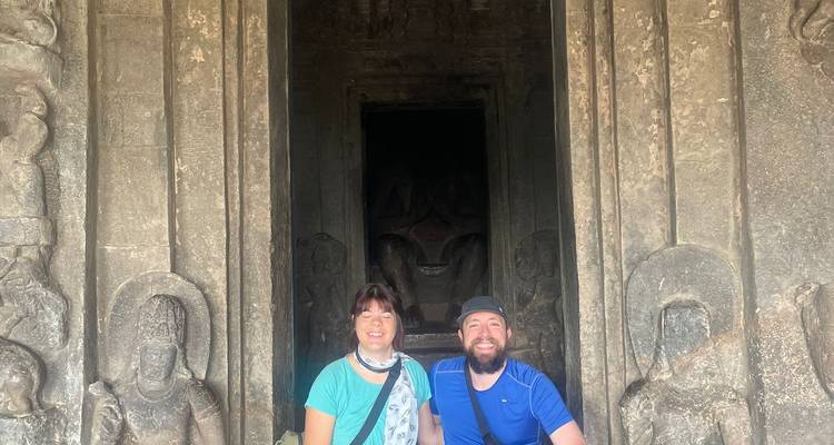 Paar am Eingang einer alten Höhle.