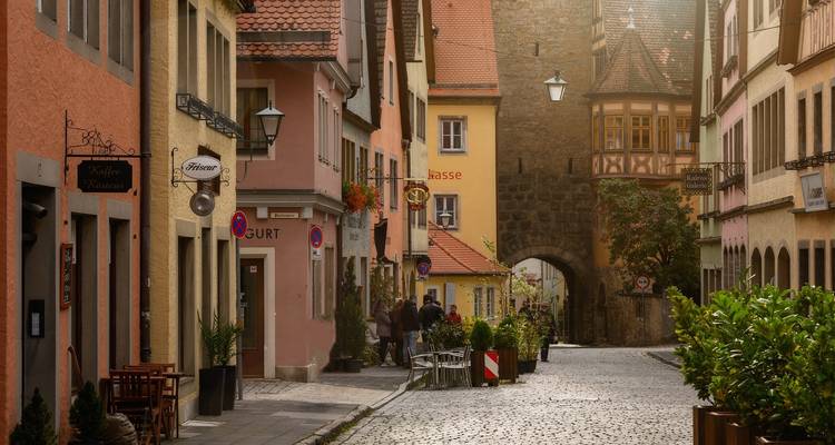 Een charmante straat in Rothenburg ob der Tauber met een kasseienpad.