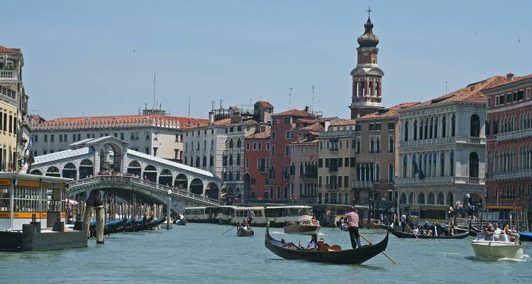 Gondeltocht op het Canal Grande in Venetië met historische gebouwen.
