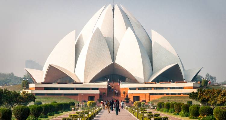 The Dutch translation is:
De Lotus Tempel omgeven door tuinen.