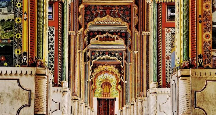 Kleurrijke en sierlijke boogvormige doorgangen met ingewikkelde ontwerpen en patronen.