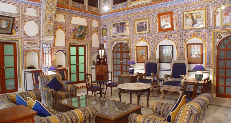 Weelderig gedecoreerd interieur van een traditioneel Indiaas paleis met meubilair.