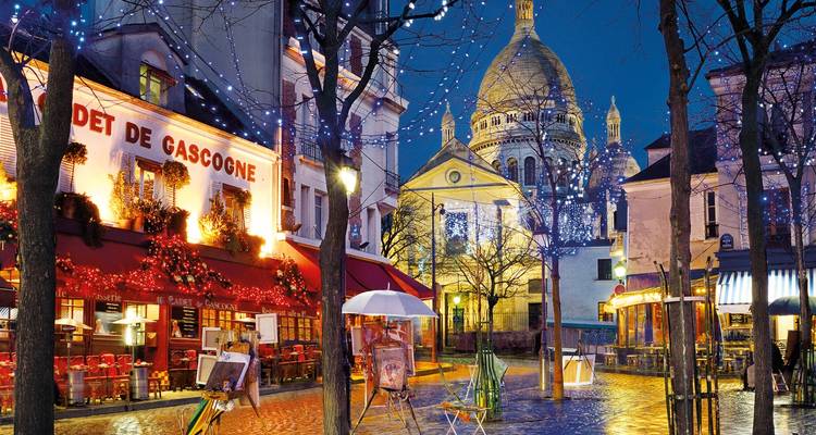 Scène de rue avec un dôme et des arbres décorés, possiblement un café.
