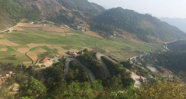 Kurvenreiche Straße durch eine hügelige Landschaft.