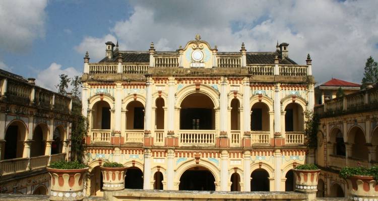 Gebäude im Kolonialstil mit einer symmetrischen Fassade.