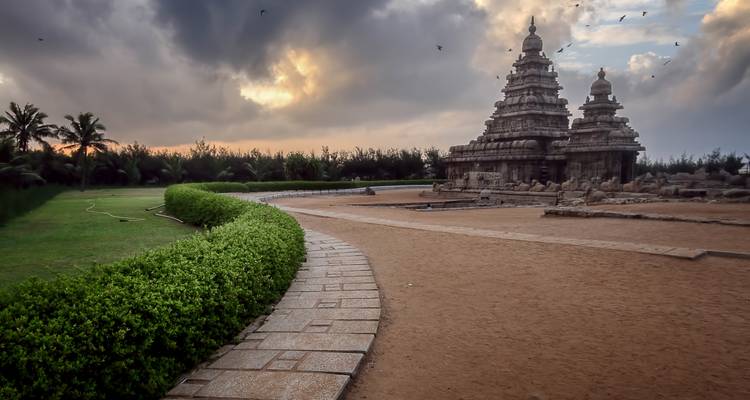 Ein Tempelkomplex mit dramatischen Wolken und einem Weg, der zu ihm führt.