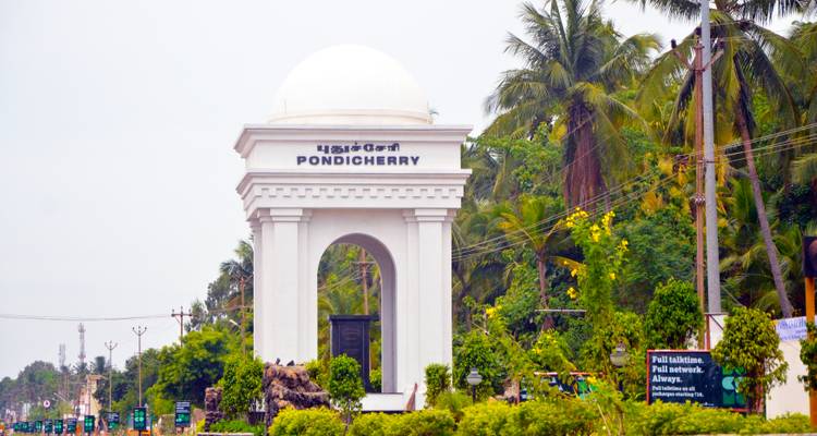 Ein gewölbter Eingang mit einem Schild, auf dem 'Pondicherry' steht.