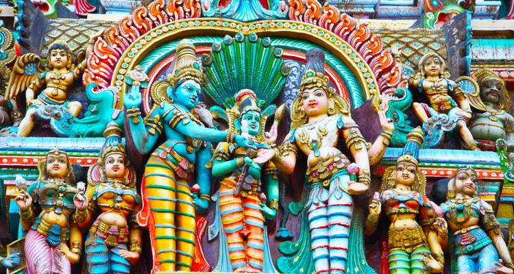 Eine farbenfrohe, kunstvolle Tempelfassade.