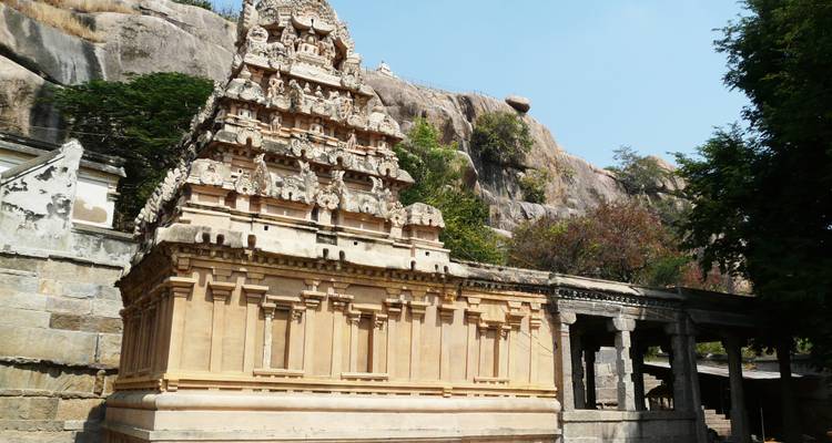 Eine kleine Tempelanlage auf felsigem Gelände.