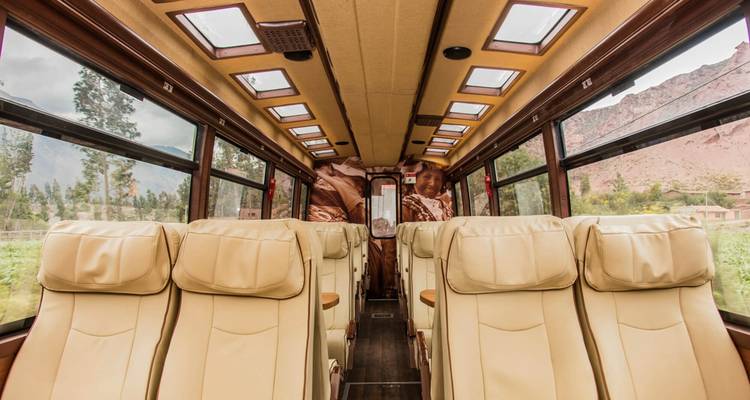 Interieur van een luxe voertuig met stoelen.